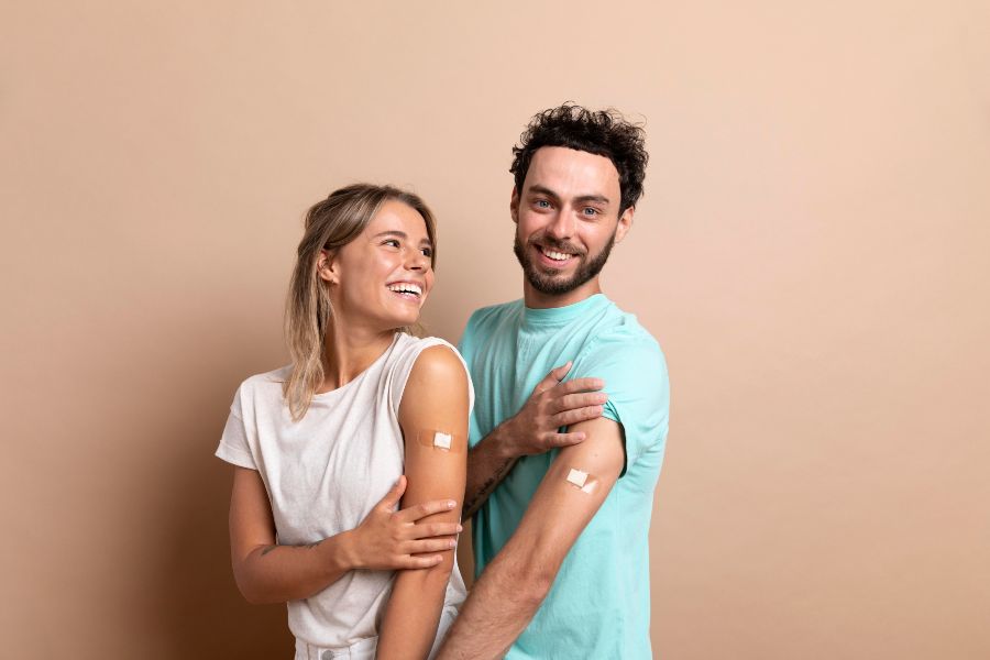 Casal mostrando braços vacinados